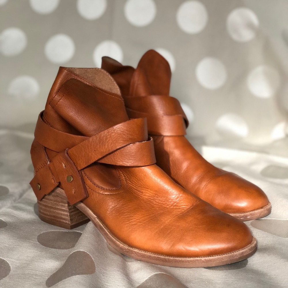 UGG brown leather ankle booties / boots